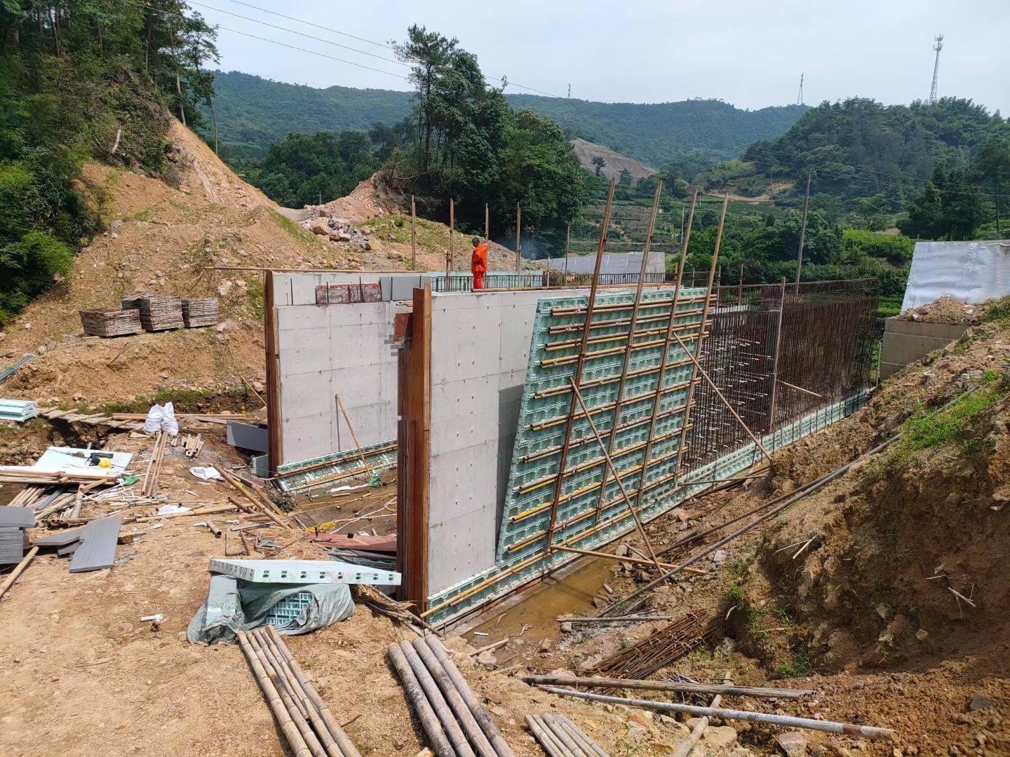 Forming Tall Core Walls Without Steel Fabrication